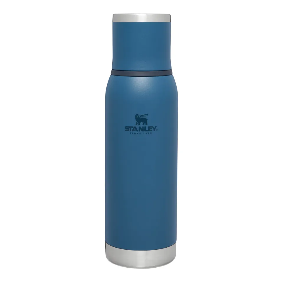 stanley-1913-adventure-to-go-thermosflasche-0-75l-abyss-mit-becherdeckel image 1